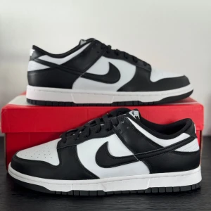 Nike Dunk Low Black/White NYA stl 45 - Nike Dunk Low Black/White. Storlek 45. Helt nya/oanvända. Snabb och smidig affär utlovas.