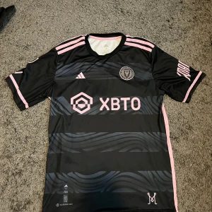 Fotbollströjor bundle!  - Inter Miami har Messi på baksidan, Real Madrid har Benzema. Resterande har ingen. Köp alla tillsammans för ett bra pris! 