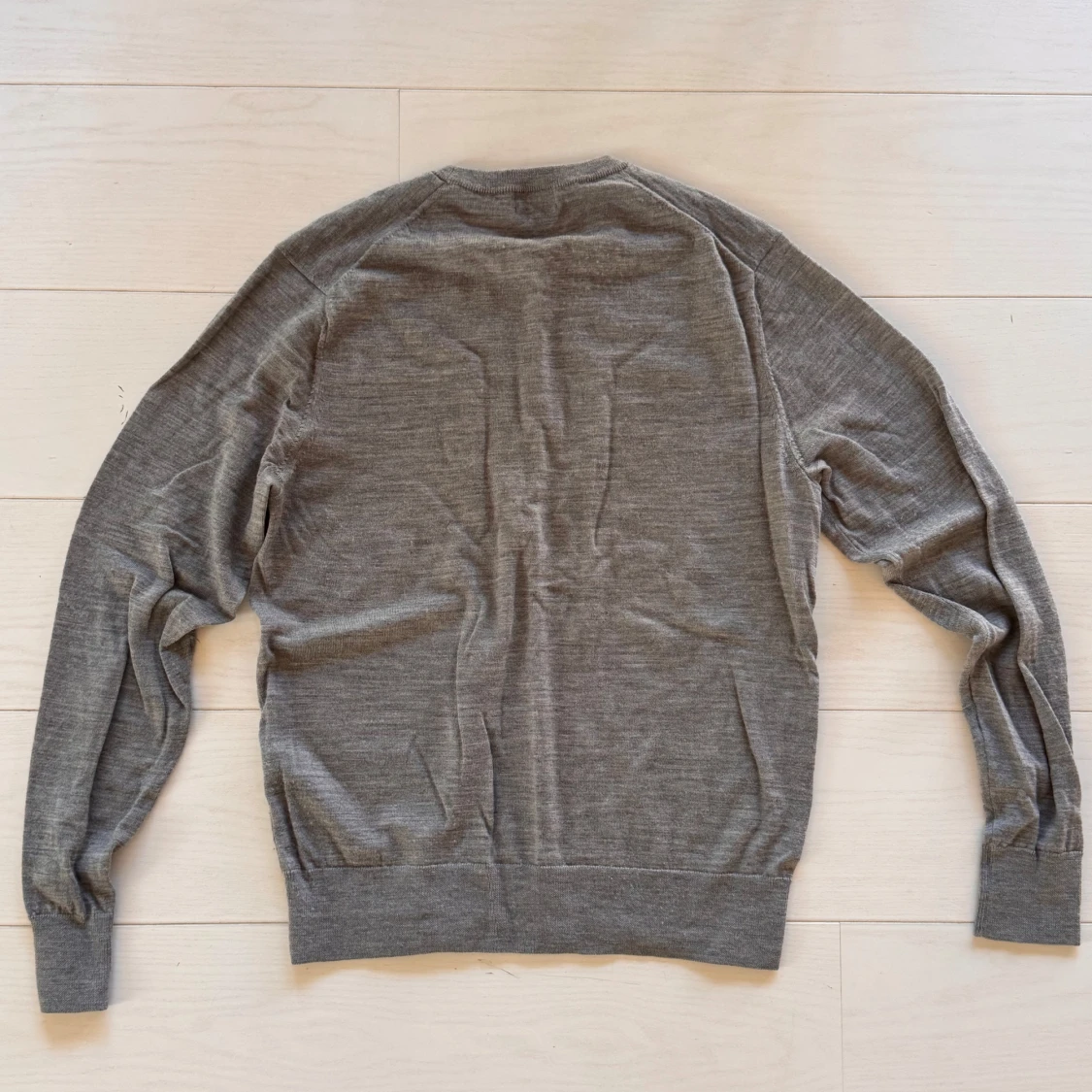 Grå merinoulltröja från Uniqlo - 1