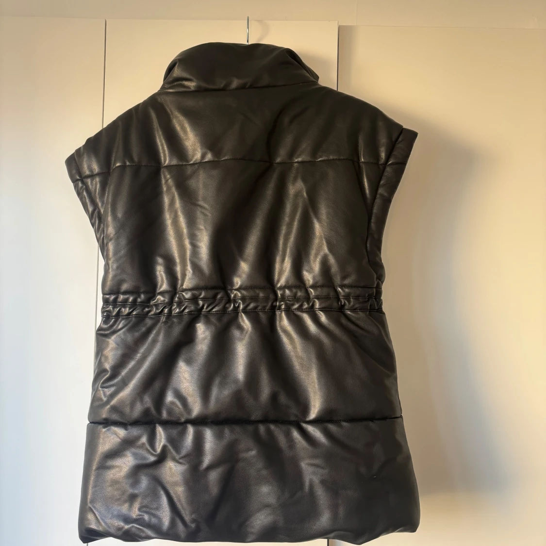 Svart dunväst från LXA - 1