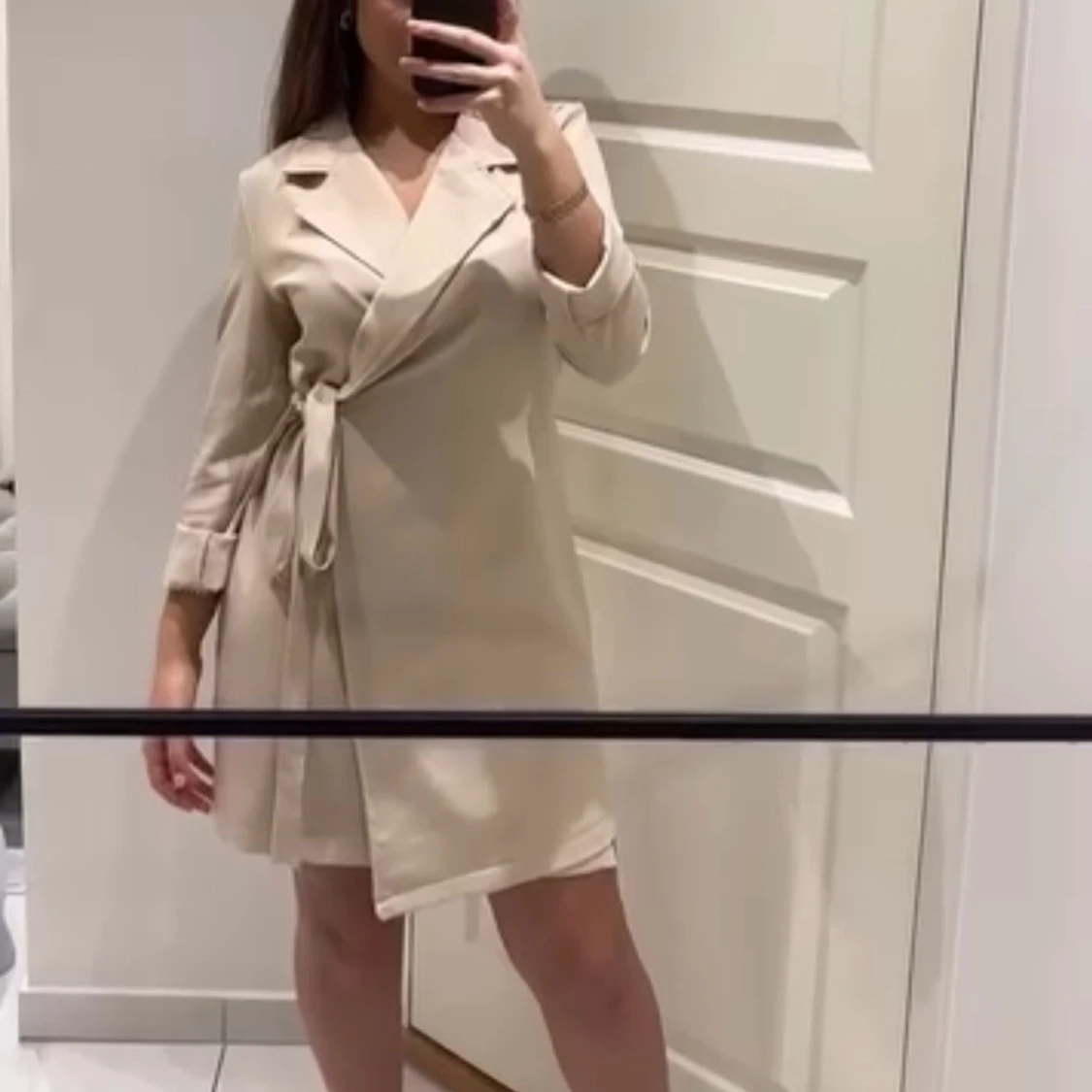 Beige omlottklänning med knyt