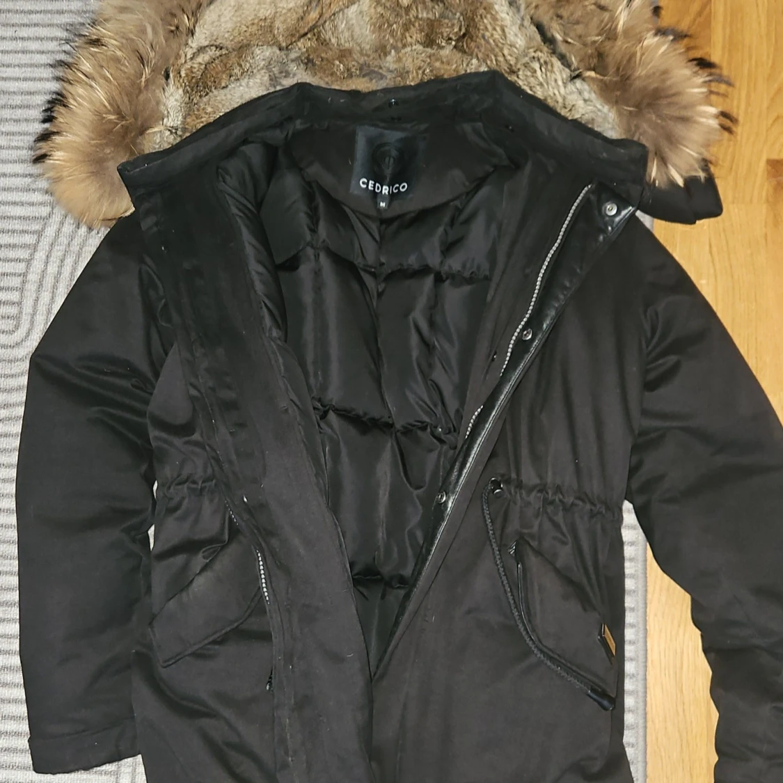 Svart dunparkas med päls från Cedrico