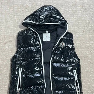 Moncler Väst - Tja säljer denna väst då jag inte använder den längre, fick den för ett tag sen av en polare så jag har inget kvitto tyvärr därav priset. 