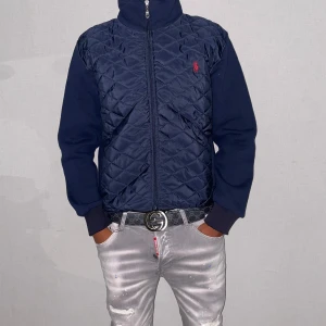 Polo Ralph lauren tröja storlek S - Storlek S. Helt ny. Fin replika med grym kvalitet. Pris: 1000kr. Modellen är 175cm . Först till kvarn. 