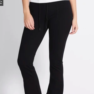 Svarta bootcut mjukisbyxor med snörning - Svarta mjukisbyxor med bootcut-snitt och snörning i midjan. Har också vita om ni vill istället allt är samma aldrig använda🤗