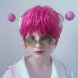 Saiki K cosplay | peruk, antenner & glasögon - Säljer min Saiki K cosplay pga att jag inte använder den längre 🩷💚 Peruken är ifrån Coscraft, modellen Maru i färgen Pink Fandango. Luggen är lite trimmad, annars är den orörd. Antennerna är hemmagjorda, och glasögonen köpte jag ifrån någon turist-butik i Stockholm 😅