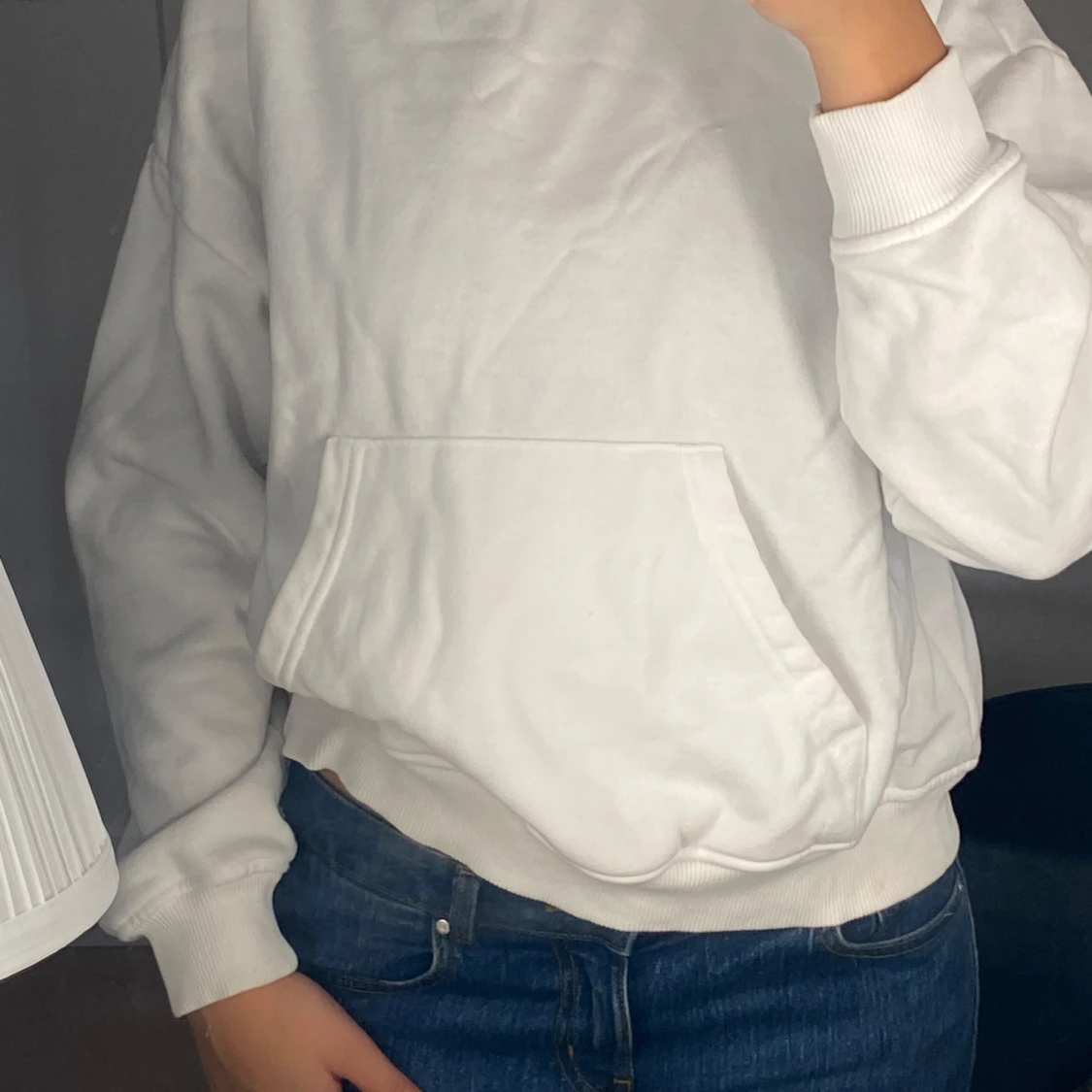 Vit hoodie med huva och ficka - 1