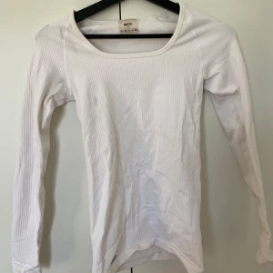 Vit ribbad långärmad topp från Aim'n - Säljer en vit långärmad topp från Aim'n i storlek XS. Toppen har ribbad struktur 