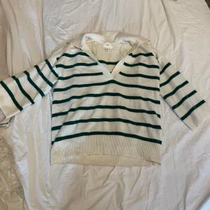 Vit och grön randig tröja H&M XS - Säljer en vit och grön randig tröja från H&M i storlek XS. Tröjan har en bred krage, v-ringning och trekvartsärmar. Materialet är mjukt och stickat. Endast använd några få gånger 