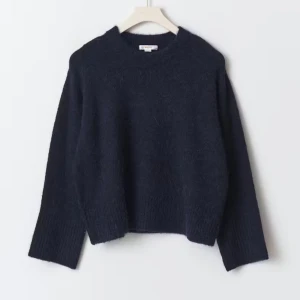 Mörkblå stickad tröja från Gina Tricot - Säljer en mörkblå stickad tröja från Gina Tricot med loose passform och långa ärmar. Tröjan har en rund halsringning och är tillverkad i mjukt material som känns skönt mot huden. Perfekt att styla med jeans eller kjol för en chill look.