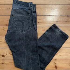 Svarta Tiger Of Sweden Jeans - Svarta/gråa urtvättade Tiger Of Sweden Jeans. Säljer då de är för små för mig. Finns små slitningar som visas på bild. Storlek W31/L32