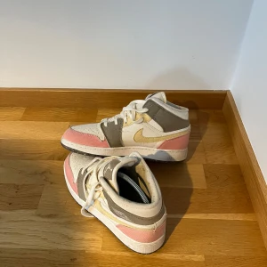 Nike Jordan 1 Mid i tyg pastellfärger - Nike Jordan 1 Mid sneakers med snörning, perforerad tå och klassisk Jordan-logga på plösen och hälen. Använda några gånger men fortfarande i jättebra skick!💖storlek 39, pris absolut diskuterbart!