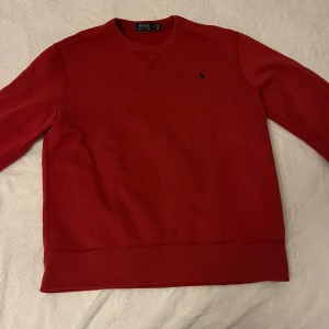 Ralph Lauren sweatshirt - Säljer min röda Ralph Lauren tröja för att den inte kommer till användning längre. Jag är ish 180 och väger 64. Den sitter bra på både S/M 