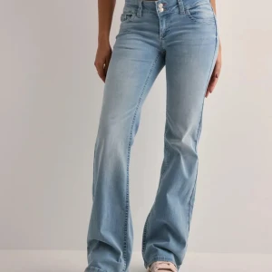 Bootcut ljusblå jeans med rosa detaljer - Snygga ljusblå bootcut jeans med klassisk femficksdesign och rosa broderade detaljer på bakfickorna. Jeansen har låg midja och är tillverkade i mjukt denim-material som sitter skönt. 