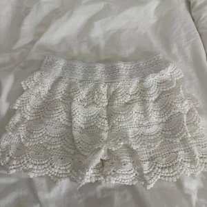 Vita spets shorts med volanger - Superfina vita shorts med volanger 