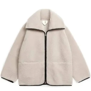 Beige teddyjacka - Säljer min super fina beigea teddyjacka från arket! Jackan är oversized med fickor framtill 💗