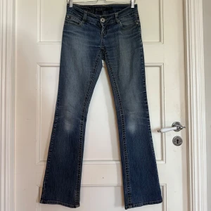 Lågmidjade bootcut jeans - Säljer för de är för små. De har hål vid två av hällorna (bild 4) men när man har på sig dem syns det inte alls. Samt lite slitningar vid höften/ benet (bild 5). Går hur enkelt som helst att fixa tror jag. Midjemått: 40 cm. Innerbenslängd: 82 cm