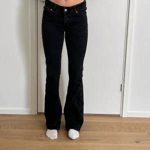 Svarta bootcut jeans från Junkyard - Säljer ett par svarta jeans från Junkyard med bootcut passform och låg midja. Jeansen har klassiska fem fickor, dragkedja och knapp framtill🩷är inte säker på ifall jag vill sälja, Men tänkte kolla ifall intresset finns på dem
