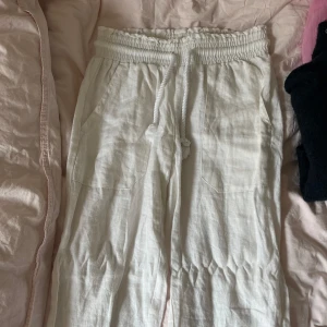 Vita linnebyxor från Skagen Clothing - Skitsnygga linnebyxor från skagen clothing, jättebra kvalitet och raka ben. Knappt använda.