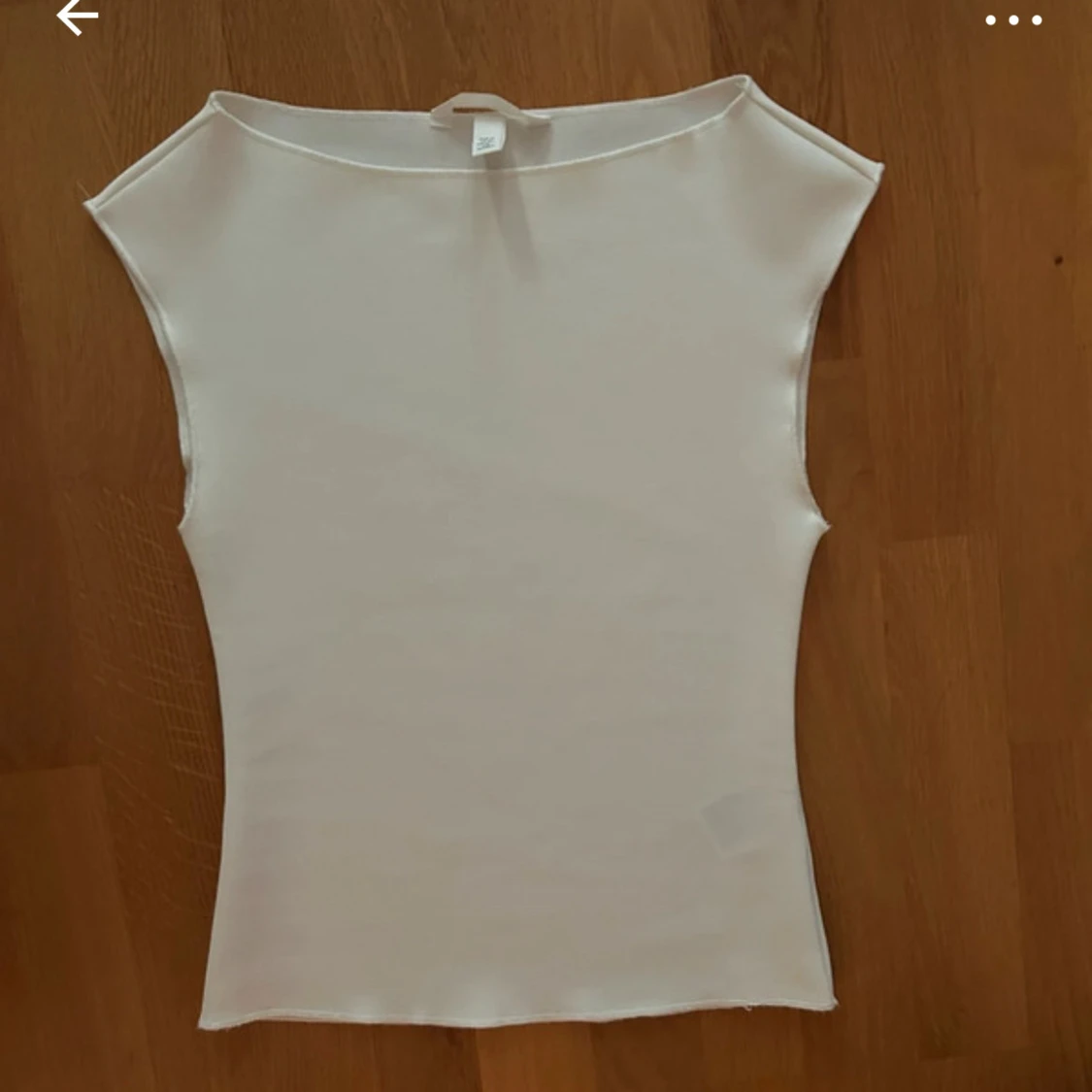 Vit ärmlös linnetopp