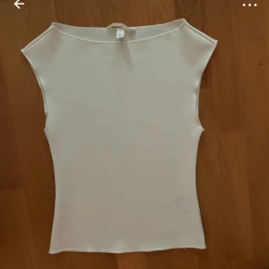 Vit ärmlös linnetopp - SÖKER!! någon som säljer denna från hm 