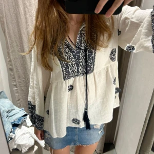 Blus  - Helt ny snygg blus från Zara i storlek XS, taggen sitter fortfarande kvar. 