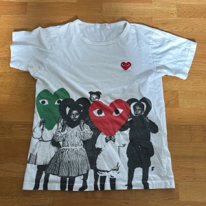 Comme des Garçons Play t-shirt - Säljer min cdg t-shirt då den är för liten på mig. Storlek M(jag är 192/73kg) hör av dig vid funderingar! Mvh Algot😁