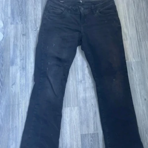 Svarta jeans från LTB Valerie - Svarta jeans från LTB Valerie med klassisk femficksdesign och snygga sömmar på bakfickan. Jeansen har bootcut passform och normal midja, tillverkade i mjukt bomullsmaterial med lite stretch för extra komfort. Perfekta för en chill och stilren look.
