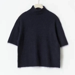 Mörkblå stickad polotröja - Helt ny med prislapp, INTRESSEKOLL, skriv ifall ni vill köpa, postar snabbt❤️