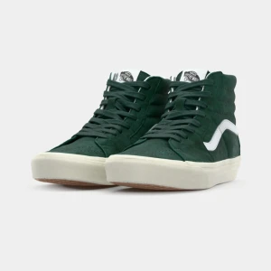 Mörkgröna Vans - Säljer ett par mörkgröna vans i jättefint skick!! Kan tänka mig att gå ner i pris vid snabb affär!!💕