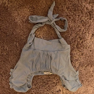 Ljusblå topp (upp och ner vänd) - Fin top, nästan aldrig använd, stl xs men skulle säga att det sitter som en xxs 