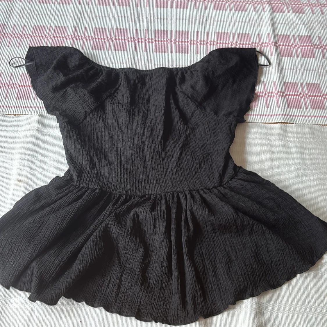 Svart blus med volang och knyt - 1