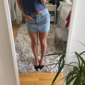 Ljusblå jeanskjol - Säljer en ljusblå jeanskjol från Musera. Kjolen är kort och har en normal passform, perfekt till sneakers eller sandaler. Helt oanvänd, säljer då jag har en likadan.