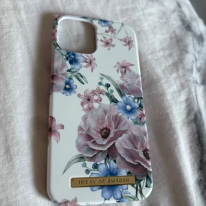 Mobilskal (iDeal of Sweden) - Snyggt mobilskal från Ideal of Sweden med blommigt mönster. Skalet är magnetiskt. Nypris 300kr. Går att prova prisförslag då jag vill få alla skal sålda pga ny telefon🤗 