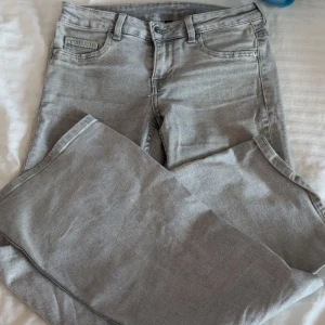 Grå jeans - Snygga grå jeans med klassisk femficksdesign. Jeansen har normal passform och är tillverkade i mjukt denimtyg som ger en skön känsla. Perfekta för dig som gillar en enkel och stilren look.