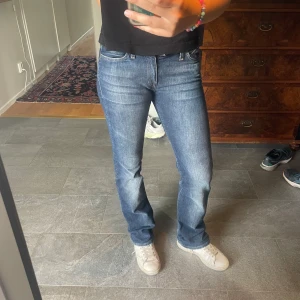 Lågmidjade jeans  - Säljer dessa snygga jeans med detaljer på fickorna, säljer dem pågrund av att dem har blivit försmå.                                Innerbens längd är 84 cm och midjemåttet tvärsöver är 38 cm 