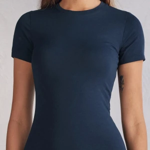 Mörkblå slim t-shirt i bomull - Snygg mörkblå t-shirt med rund hals och korta ärmar. Modellen är slim och sitter tajt mot kroppen, vilket ger en clean och modern look. Tillverkad i mjuk bomull som är skön mot huden.
