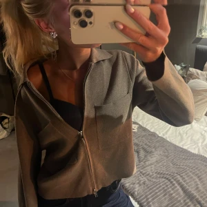 Beige overshirt Åhléns - Snygg beige overshirt med krage och två stora fickor framtill. Från Åhléns 🌸