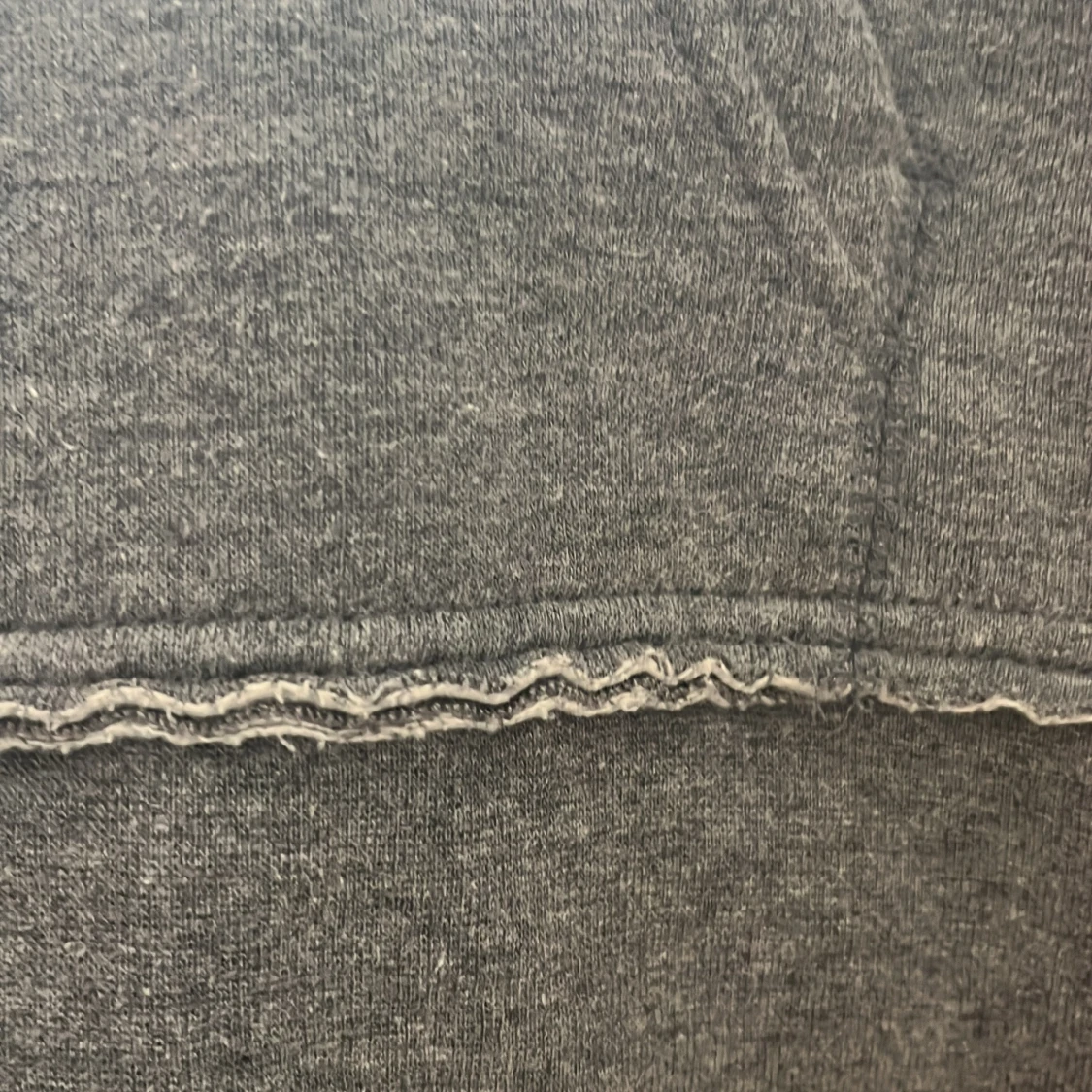 Grå hoodie från Identity med tryck - 2