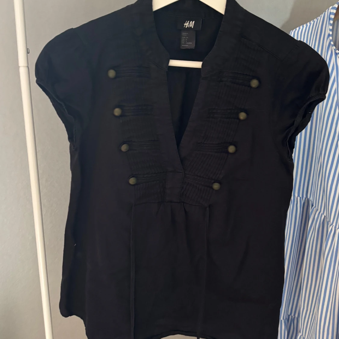 Svart blus med knappar från H&M