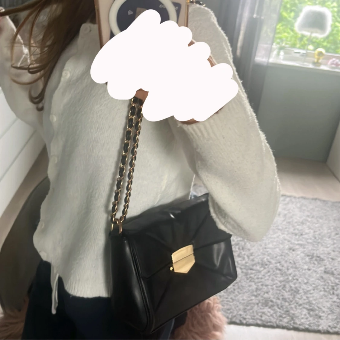 Svart axelväska med guldspänne och kedja - 2
