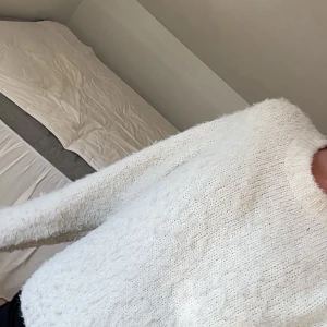 Vit stickad tröja från Vero Moda - Mysig vit stickad tröja från Vero Moda med rund hals och lång ärm. Tröjan har en fluffig och mjuk känsla, perfekt för hösten. Enkel och stilren design som är lätt att matcha med jeans. Skriv gärna för mer bilder, eller angående några frågor💕