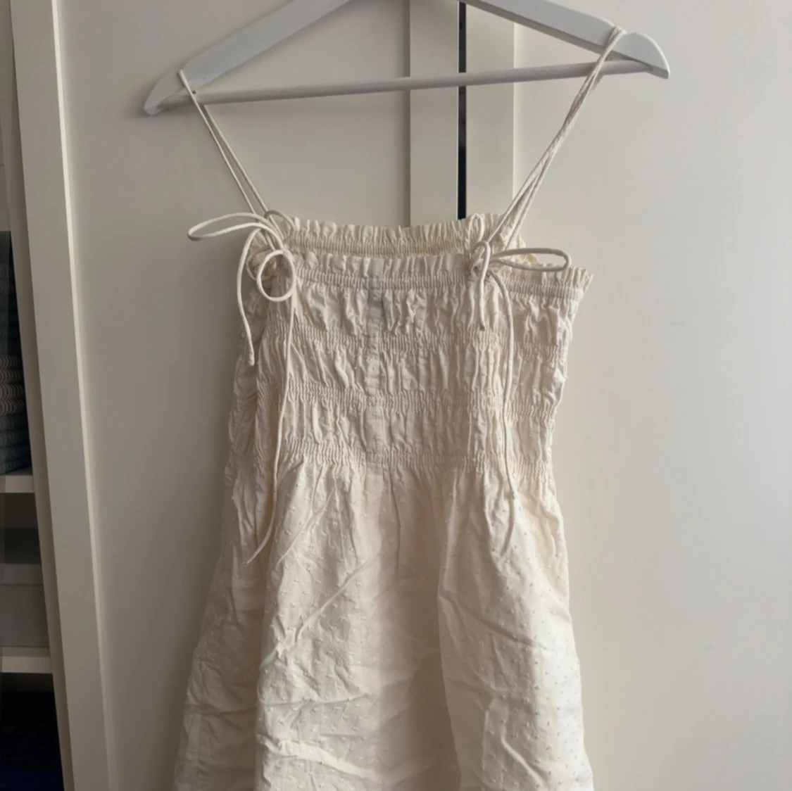 Vit långklänning med smock och prickar - 1