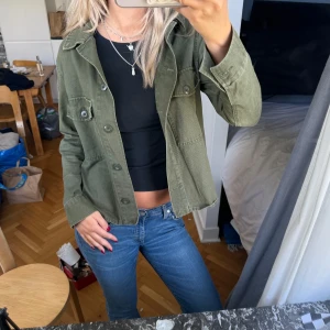 Grön jeansjacka zara - Snygg militärgrön jeansjacka med knappar framtill och två stora bröstfickor. Jackan har en loose passform och är perfekt nu till hösten och sommaren 