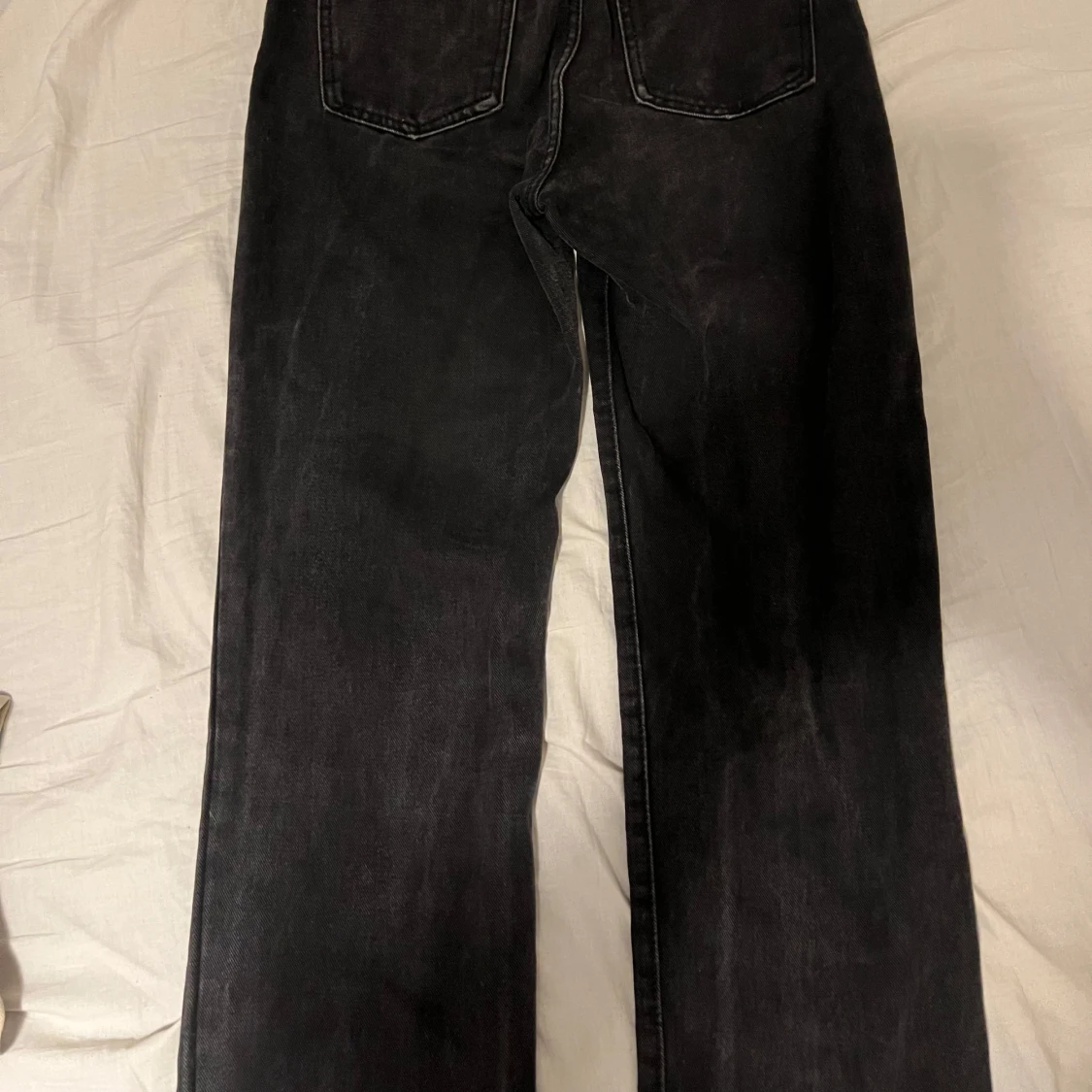 Svarta raka jeans med rå kant - 1