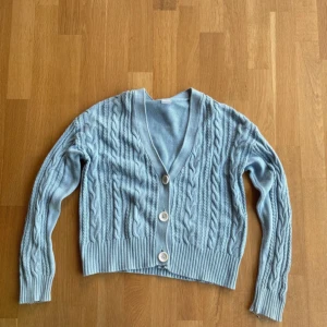 Ljusblå kofta  - Jättesöt kofta från Lindex. Använd många gånger vilket syns. Som ni kan se på bild 3 så har ärmen gått upp lite men det går säkert att laga. Det är storlek 158/164. 