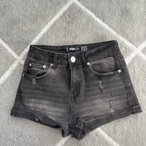 Grå jeansshorts - Gråa jeansshorts från new yorker. Använda ett fåtal gånger och är i fortsatt bra skick. De är mid-highwaist. Storleken är xxs. 