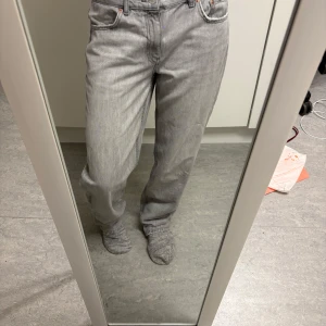 Grå jeans från g perfect jeans, strl 38 - Säljer ett par grå jeans från g perfect jeans i storlek 38. De har en rak passform med normal midja.