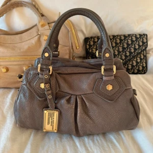 Marc Jacobs väska  - SÅ fin marc Jacobs väska i mörkgrå färg!! Lite slitningar på sidorna vilket är helt normalt slitage💞💞 medföljer dustbag och långt band!!