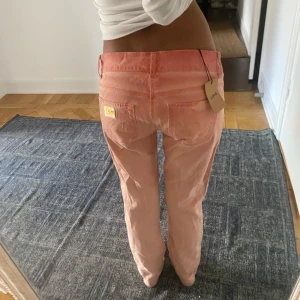 Lågmidjade jeans  - Coola jeans som köptes på sellpy i storlek 28 men passar 34 då de är lite stora